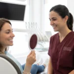 Paciente mostrando una sonrisa blanca y natural tras un blanqueamiento dental en Centro Dental Europeo.